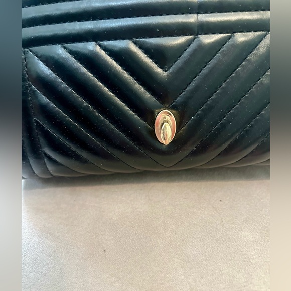 Quilted Cross Body/ Clutch Chain Bag - Black / Interior is Red & Chain is Gold - Picture 4 of 6